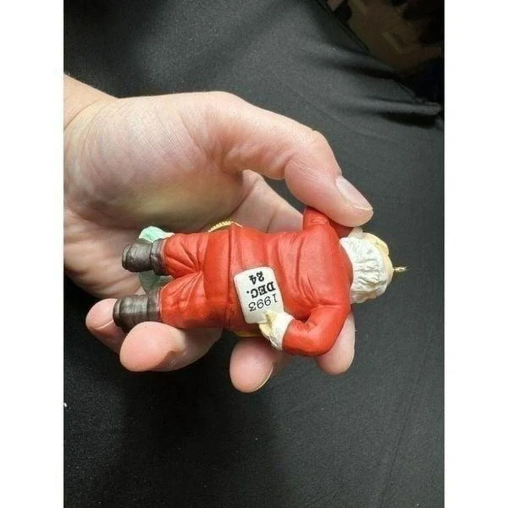 Hallmark Keepsake 1993 Mr&Mrs Claus A Fitting Moment